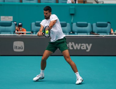 MIAMI GARDENS, FLORIDA - 30 Mart 2025: Novak Cokoviç, Miami Açık erkekler final maçından önce Miami Gardens 'taki Hard Roch Stadyumu' nda Jakub Mensik 'e karşı oynadığı antrenmanda 