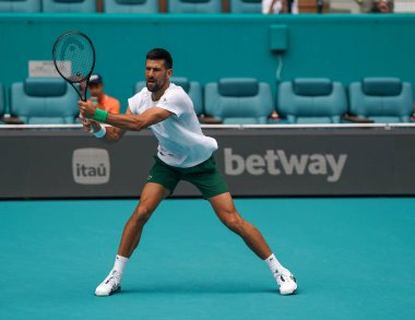 MIAMI GARDENS, FLORIDA - 30 Mart 2025: Novak Cokoviç, Miami Açık erkekler final maçından önce Miami Gardens 'taki Hard Roch Stadyumu' nda Jakub Mensik 'e karşı oynadığı antrenmanda 