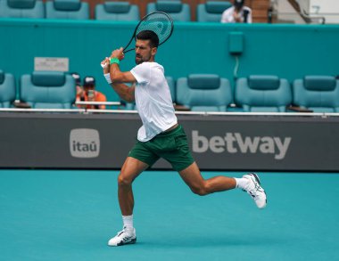 MIAMI GARDENS, FLORIDA - 30 Mart 2025: Novak Cokoviç, Miami Açık erkekler final maçından önce Miami Gardens 'taki Hard Roch Stadyumu' nda Jakub Mensik 'e karşı oynadığı antrenmanda 
