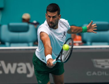 MIAMI GARDENS, FLORIDA - 30 Mart 2025: Novak Cokoviç, Miami Açık erkekler final maçından önce Miami Gardens 'taki Hard Roch Stadyumu' nda Jakub Mensik 'e karşı oynadığı antrenmanda 