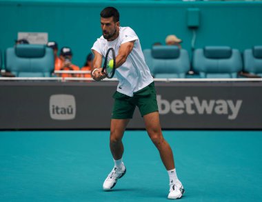 MIAMI GARDENS, FLORIDA - 30 Mart 2025: Novak Cokoviç, Miami Açık erkekler final maçından önce Miami Gardens 'taki Hard Roch Stadyumu' nda Jakub Mensik 'e karşı oynadığı antrenmanda 