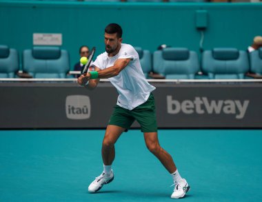 MIAMI GARDENS, FLORIDA - 30 Mart 2025: Novak Cokoviç, Miami Açık erkekler final maçından önce Miami Gardens 'taki Hard Roch Stadyumu' nda Jakub Mensik 'e karşı oynadığı antrenmanda 