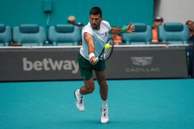 MIAMI GARDENS, FLORIDA - 30 Mart 2025: Novak Cokoviç, Miami Açık erkekler final maçından önce Miami Gardens 'taki Hard Roch Stadyumu' nda Jakub Mensik 'e karşı oynadığı antrenmanda 
