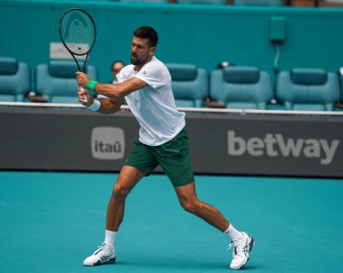 MIAMI GARDENS, FLORIDA - 30 Mart 2025: Novak Cokoviç, Miami Açık erkekler final maçından önce Miami Gardens 'taki Hard Roch Stadyumu' nda Jakub Mensik 'e karşı oynadığı antrenmanda 
