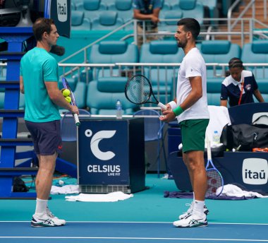 MIAMI GARDENS, FLORIDA - 30 Mart 2025: Novak Cokoviç ve koçu Andy Murray, Miami Açık erkekler final maçından önce Miami 'deki Hard Roch Stadyumu' nda Jakub Mensik 'e karşı oynadılar. 