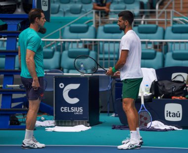MIAMI GARDENS, FLORIDA - 30 Mart 2025: Novak Cokoviç ve koçu Andy Murray, Miami Açık erkekler final maçından önce Miami 'deki Hard Roch Stadyumu' nda Jakub Mensik 'e karşı oynadılar. 