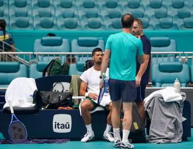 MIAMI GARDENS, FLORIDA - 30 Mart 2025: Novak Cokoviç 'in takımı antrenman sırasında Andy Murray ile birlikte Miami Açık erkekler final maçı öncesinde Miami Gardens Hard Roch Stadyumu' nda Jakub Mensik 'e karşı 