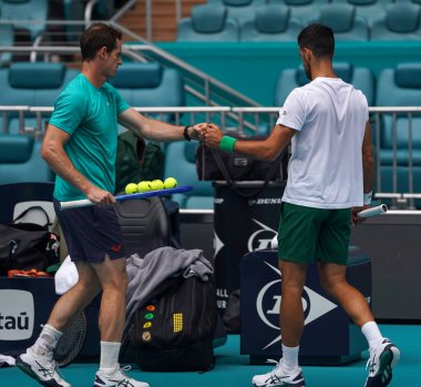 MIAMI GARDENS, FLORIDA - 30 Mart 2025: Novak Cokoviç ve koçu Andy Murray, Miami Açık erkekler final maçından önce Miami 'deki Hard Roch Stadyumu' nda Jakub Mensik 'e karşı oynadılar. 