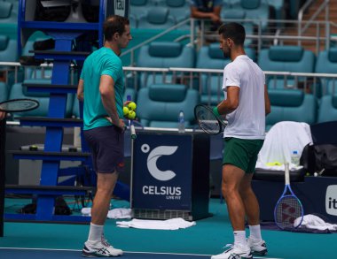 MIAMI GARDENS, FLORIDA - 30 Mart 2025: Novak Cokoviç ve koçu Andy Murray, Miami Açık erkekler final maçından önce Miami 'deki Hard Roch Stadyumu' nda Jakub Mensik 'e karşı oynadılar. 