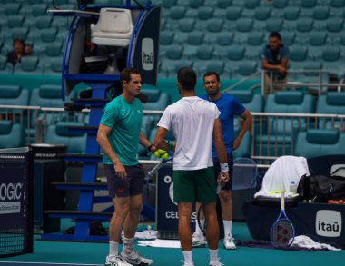 MIAMI GARDENS, FLORIDA - 30 Mart 2025: Novak Cokoviç 'in takımı antrenman sırasında Andy Murray ile birlikte Miami Açık erkekler final maçı öncesinde Miami Gardens Hard Roch Stadyumu' nda Jakub Mensik 'e karşı 