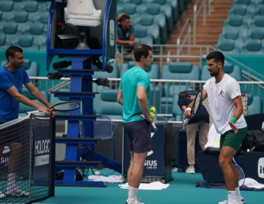 MIAMI GARDENS, FLORIDA - 30 Mart 2025: Novak Cokoviç 'in takımı antrenman sırasında Andy Murray ile birlikte Miami Açık erkekler final maçı öncesinde Miami Gardens Hard Roch Stadyumu' nda Jakub Mensik 'e karşı 