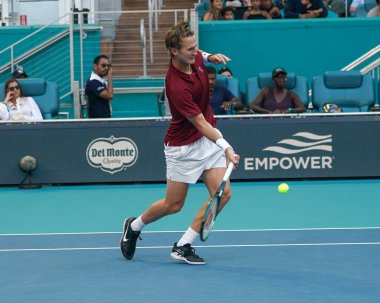 MIAMI GARDENS, FLORIDA - 27 Mart 2025: ABD 'li Sebastian Korda, Miami' deki Hard Rock Stadyumu 'nda oynanan 2025 Miami Açık' ta Novak Cokoviç 'e karşı oynadığı çeyrek final karşılaşmasında