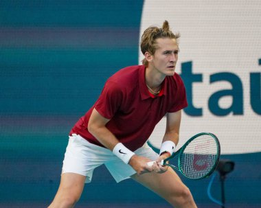 MIAMI GARDENS, FLORIDA - 27 Mart 2025: ABD 'li Sebastian Korda, Miami' deki Hard Rock Stadyumu 'nda oynanan 2025 Miami Açık' ta Novak Cokoviç 'e karşı oynadığı çeyrek final karşılaşmasında