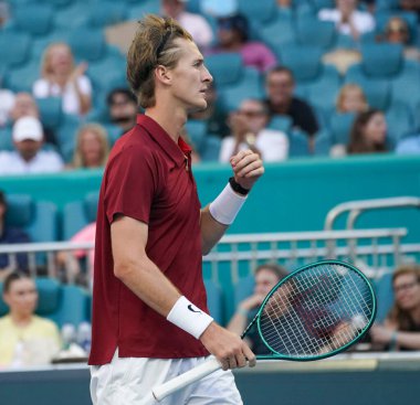 MIAMI GARDENS, FLORIDA - 27 Mart 2025: ABD 'li Sebastian Korda, Miami' deki Hard Rock Stadyumu 'nda oynanan 2025 Miami Açık' ta Novak Cokoviç 'e karşı oynadığı çeyrek final karşılaşmasında