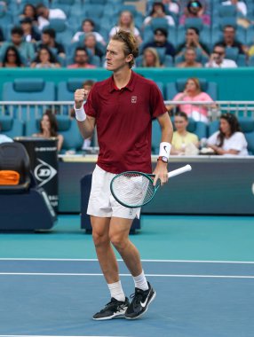 MIAMI GARDENS, FLORIDA - 27 Mart 2025: ABD 'li Sebastian Korda, Miami' deki Hard Rock Stadyumu 'nda oynanan 2025 Miami Açık' ta Novak Cokoviç 'e karşı oynadığı çeyrek final karşılaşmasında
