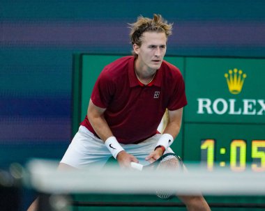 MIAMI GARDENS, FLORIDA - 27 Mart 2025: ABD 'li Sebastian Korda, Miami' deki Hard Rock Stadyumu 'nda oynanan 2025 Miami Açık' ta Novak Cokoviç 'e karşı oynadığı çeyrek final karşılaşmasında