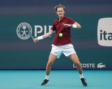 MIAMI GARDENS, FLORIDA - 27 Mart 2025: ABD 'li Sebastian Korda, Miami' deki Hard Rock Stadyumu 'nda oynanan 2025 Miami Açık' ta Novak Cokoviç 'e karşı oynadığı çeyrek final karşılaşmasında