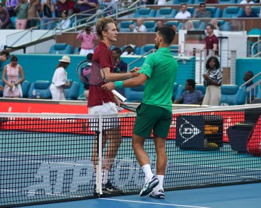 MIAMI GARDENS, FLORIDA - 27 Mart 2025: ABD 'li Sebastian Korda (L) ve Sırp Novak Cokoviç, Miami' deki Hard Rock Stadyumu 'nda oynanan 2025 Miami Açık' taki çeyrek final karşılaşması sonrasında ağdan sarıldı