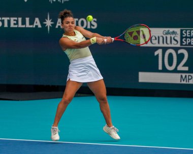 MIAMI GARDENS, FLORIDA - 27 Mart 2025: Jasmine Paolini, Belaruslu Aryna Sabalenka ile oynadığı yarı final maçında Miami Gardens 'taki Hard Rock Stadyumu' nda 2025 Miami Open 'da oynadı.