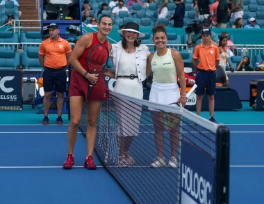 MIAMI GARDENS, FLORIDA - 27 Mart 2025: Belarus 'tan Aryna Sabalenka (L) ve İtalya' dan Jasmine Paolini, Miami 'deki Hard Rock Stadyumu' nda 2025 Miami Açık 'ta oynanan yarı final maçından önce ağda yer aldılar.