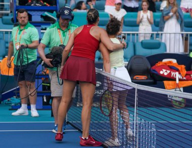MIAMI GARDENS, FLORIDA - 27 Mart 2025: Belaruslu Aryna Sabalenka (L) ve İtalyan Jasmine Paolini, Miami 'deki Hard Rock Stadyumu' nda oynanan 2025 Miami Açık 'taki yarı final maçı sonrasında ağda kucaklaşıyorlar.