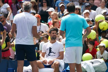 NEW YORK - 26 AUGust 2023: New York 'taki Billie Jean King Ulusal Tenis Merkezi' nde 2023 ABD Açık 'a katılmadan önce takımıyla birlikte Novak Cokoviç