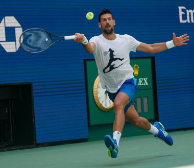 NEW YORK - 26 AUGust 2023: New York 'taki Billie Jean King Ulusal Tenis Merkezi' nde 2023 ABD Açık 'a katılmadan önce Sırp Novak Cokoviç