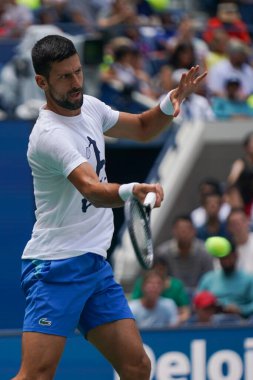 NEW YORK - 26 AUGust 2023: New York 'taki Billie Jean King Ulusal Tenis Merkezi' nde 2023 ABD Açık 'a katılmadan önce Sırp Novak Cokoviç