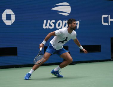 NEW YORK - 26 AUGust 2023: New York 'taki Billie Jean King Ulusal Tenis Merkezi' nde 2023 ABD Açık 'a katılmadan önce Sırp Novak Cokoviç