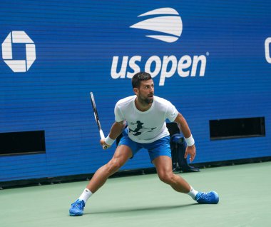 NEW YORK - 26 AUGust 2023: New York 'taki Billie Jean King Ulusal Tenis Merkezi' nde 2023 ABD Açık 'a katılmadan önce Sırp Novak Cokoviç