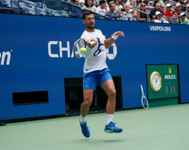 NEW YORK - 26 AUGust 2023: New York 'taki Billie Jean King Ulusal Tenis Merkezi' nde 2023 ABD Açık 'a katılmadan önce Sırp Novak Cokoviç