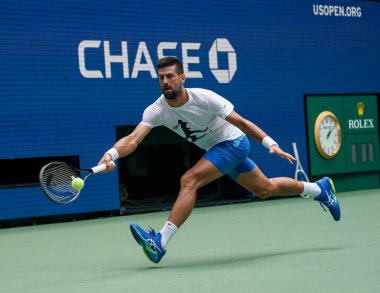 NEW YORK - 26 AUGust 2023: New York 'taki Billie Jean King Ulusal Tenis Merkezi' nde 2023 ABD Açık 'a katılmadan önce Sırp Novak Cokoviç