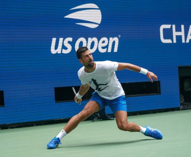 NEW YORK - 26 AUGust 2023: New York 'taki Billie Jean King Ulusal Tenis Merkezi' nde 2023 ABD Açık 'a katılmadan önce Sırp Novak Cokoviç