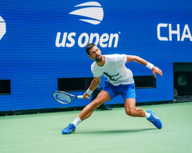 NEW YORK - 26 AUGust 2023: New York 'taki Billie Jean King Ulusal Tenis Merkezi' nde 2023 ABD Açık 'a katılmadan önce Sırp Novak Cokoviç