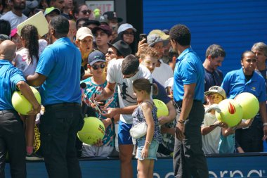 NEW YORK - 26 AĞUSTOS 2023: Sırp Novak Cokoviç, New York 'taki Billie Jean King Ulusal Tenis Merkezi' nde 2023 ABD Açık 'taki antrenman sonrasında imza dağıttı