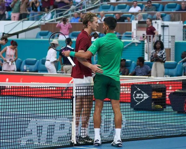 MIAMI GARDENS, FLORIDA - 27 Mart 2025: ABD 'li Sebastian Korda (L) ve Sırp Novak Cokoviç, Miami' deki Hard Rock Stadyumu 'nda oynanan 2025 Miami Açık' taki çeyrek final karşılaşması sonrasında internete sarıldı