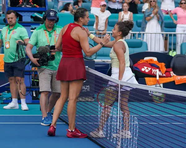 MIAMI GARDENS, FLORIDA - 27 Mart 2025: Belaruslu Aryna Sabalenka (L) ve İtalyan Jasmine Paolini, Miami 'deki Hard Rock Stadyumu' nda oynanan 2025 Miami Açık 'taki yarı final maçı sonrasında ağda kucaklaşıyorlar.