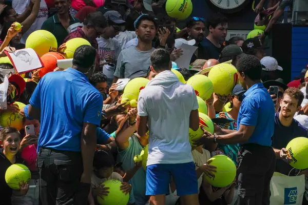 NEW YORK - 26 AĞUSTOS 2023: Sırp Novak Cokoviç, New York 'taki Billie Jean King Ulusal Tenis Merkezi' nde 2023 ABD Açık 'taki antrenman sonrasında imza dağıttı