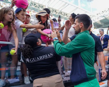 MIAMI GARDENS, FLORIDA - 28 Mart 2025: Novak Cokoviç, Miami Açık erkekler yarı final karşılaşması sonrasında Miami Gardens 'taki Hard Roch Stadyumu' nda Bulgar Grigor Dimitrov 'a karşı imza attı.
