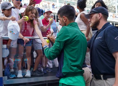 MIAMI GARDENS, FLORIDA - 28 Mart 2025: Novak Cokoviç, Miami Açık erkekler yarı final karşılaşması sonrasında Miami Gardens 'taki Hard Roch Stadyumu' nda Bulgar Grigor Dimitrov 'a karşı imza attı.