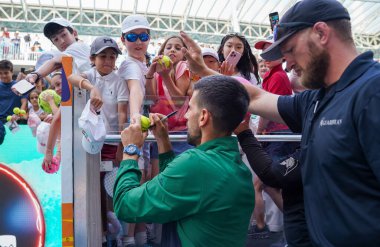 MIAMI GARDENS, FLORIDA - 28 Mart 2025: Novak Cokoviç, Miami Açık erkekler yarı final karşılaşması sonrasında Miami Gardens 'taki Hard Roch Stadyumu' nda Bulgar Grigor Dimitrov 'a karşı imza attı.