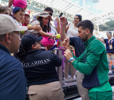 MIAMI GARDENS, FLORIDA - 28 Mart 2025: Novak Cokoviç, Miami Açık erkekler yarı final karşılaşması sonrasında Miami Gardens 'taki Hard Roch Stadyumu' nda Bulgar Grigor Dimitrov 'a karşı imza attı.