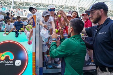 MIAMI GARDENS, FLORIDA - 28 Mart 2025: Novak Cokoviç, Miami Açık erkekler yarı final karşılaşması sonrasında Miami Gardens 'taki Hard Roch Stadyumu' nda Bulgar Grigor Dimitrov 'a karşı imza attı.