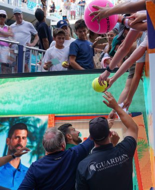 MIAMI GARDENS, FLORIDA - 28 Mart 2025: Novak Cokoviç, Miami Açık erkekler yarı final karşılaşması sonrasında Miami Gardens 'taki Hard Roch Stadyumu' nda Bulgar Grigor Dimitrov 'a karşı imza attı.