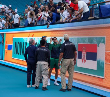 MIAMI GARDENS, FLORIDA - 28 Mart 2025: Novak Cokoviç, Miami Açık erkekler yarı final karşılaşması sonrasında Miami Gardens 'taki Hard Roch Stadyumu' nda Bulgar Grigor Dimitrov 'a karşı imza attı.