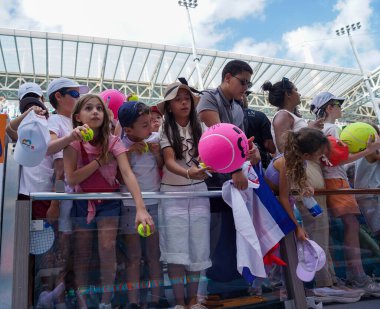MIAMI GARDENS, FLORIDA - 28 Mart 2025 Novak Cokoviç 'in Miami' deki Hard Roch Stadyumu 'nda 2025 Miami Açık erkekler yarı final zaferi sonrasında imza bekleyen genç tenis taraftarları