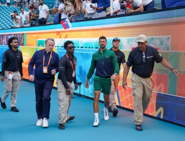 MIAMI GARDENS, FLORIDA - 28 Mart 2025: Miami Açık erkekler yarı final karşılaşması sonrasında Miami Gardens 'ta Bulgar Grigor Dimitrov' a karşı kazandığı Hard Roch Stadyumu 'nda Sırp Novak Cokoviç