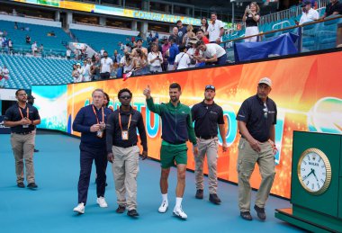 MIAMI GARDENS, FLORIDA - 28 Mart 2025: Miami Açık erkekler yarı final karşılaşması sonrasında Miami Gardens 'ta Bulgar Grigor Dimitrov' a karşı kazandığı Hard Roch Stadyumu 'nda Sırp Novak Cokoviç