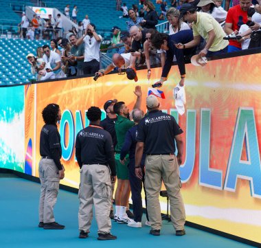 MIAMI GARDENS, FLORIDA - 28 Mart 2025: Novak Cokoviç, Miami Açık erkekler yarı final karşılaşması sonrasında Miami Gardens 'taki Hard Roch Stadyumu' nda Bulgar Grigor Dimitrov 'a karşı imza attı.