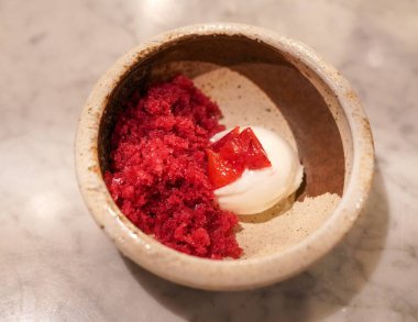 Gurme restoranında yoğurt şerbeti ve amfibik granita tatlısı servis edilir.